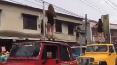 Syn sa chcel dôstojne rozlúčiť s otcom, na pohreb objednal 50 striptérok