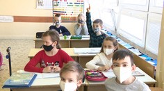 Dvaja žiaci v meste. Jeden sa učí so spolužiakmi, druhý je doma stále izolovaný