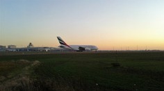 V Prahe pristálo lietadlo s hlásenou bombou na palube. Podozrivý počúval hlas Boha