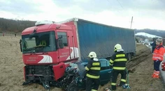 Nehodu kamióna s autom pri Bardejove neprežil vodič, vozidlá skončili mimo cesty