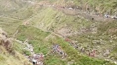 Pri páde autobusu do horskej rokliny v Indii zahynulo najmenej 48 ľudí