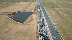 Obrovská reťazová nehoda na moste v Číne: V hmle sa zrazili stovky vozidiel, hlásia najmenej jednu obeť
