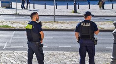 Útok za bieleho dňa. V maskách napadli muža v parku a odsekli mu mačetou tri prsty