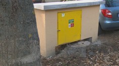 Obyvatelia bytovky v Leviciach sa boja výbuchu. Korene stromu sa zamotali do vedenia plynu