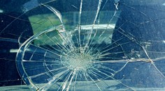 Chlapec (7) vybehol na cestu, zrazilo ho auto