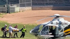 Britský spisovateľ, ktorého napadol útočník, pravdepodobne príde o oko. Prenasledovali ho pre dielo