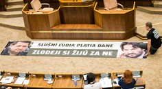 Poslanci si schválili nové pravidlá, zmiznú z pléna transparenty