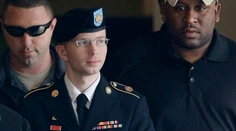 Bývalý informátor WikiLeaks sa opäť pokúsil o samovraždu