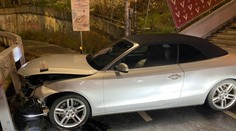 Kuriózna nehoda v Bratislave. Auto skončilo v pešej zóne, šofér zbehol po schodoch