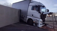 Polícia pokutovala desiatky vodičov, ktorí si na mobil nakrúcali prevrátený kamión na D1