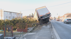 Nehoda kamióna na východe Slovenska. Vodič vrazil do rozvodnej skrine, náklad skončil vo dvore domu
