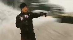 Šokujúci moment počas živého vysielania. Redaktora zasypal sneh