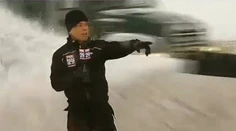 Šokujúci moment počas živého vysielania. Redaktora zasypal sneh