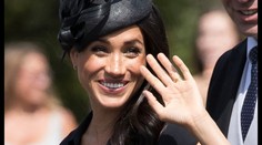 Ups! Meghan Markle ukázala, čo skrýva pod oblečením