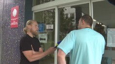 Zdravotník, ktorý vytiahol z košickej nemocnice muža s barlami, má zákaz rozprávať. Napokon prehovoril