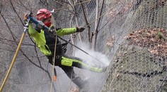 Víkendové práce pod Strečnom sa vydarili. Úsek cesty sa však stále nedá nazvať bezpečným