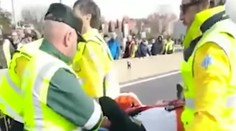 Dráma počas štrajku taxikárov v Madride. Po mužovi prešlo auto