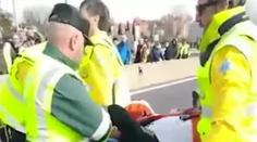 Dráma počas štrajku taxikárov v Madride. Po mužovi prešlo auto