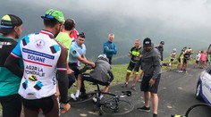 VIDEO: Policajt si pomýlil Frooma s fanúšikom. Stiahol ho z bicykla a spôsobil kolíziu