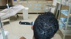 Muž kráčal s nožom v hlave po ulici a prosil o pomoc