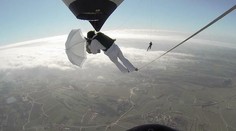 Šialenci liezli po lane medzi dvoma balónmi. Ako sa to skončilo?