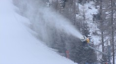 Zima nepovedala posledné slovo. Niektoré strediská opäť zasnežujú a lyžovať chcú do Veľkej noci