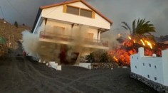 Kamera zachytila moment, ako láva na ostrove La Palma zdemolovala rodinný dom