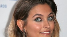 Jacksonova dcéra kašle na žiletky. Na červenom koberci s chlpatými pazuchami a nohami