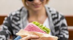 Čo si zabaliť pod zub, keď ideme na výlet do hôr či k vode? Na niektoré potraviny radšej zabudnite