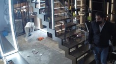 VIDEO: Polícia zverejnila zábery vlámania do bytu D. Cibulkovej. Spoznávate zlodejov?