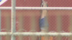 Väzenská vzbura: Dozorcov vyzliekli donaha a už dva dni ich poriadne trápia