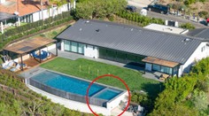 K smrti Matthewa Perryho „prispeli aj iné významné okolnosti“, tvrdí patológ. Z poslednej fotky herca mrazí