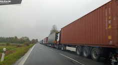 Spor, pre ktorý sa na východnej hranici tvoria kilometrové kolóny, pokračuje. Na týchto úsekoch sa zdržíte