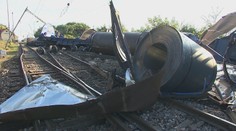 Ako po bombovom útoku: Neďaleko Serede sa vykoľajil nákladný vlak, vagóny vyleteli do role