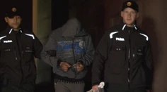 V odpadkoch a výkaloch našli bezvládne telo. Vraždiť mal 18-ročný mladík