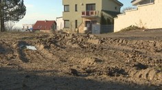 Nové domy s katastrofálnou prístupovou cestou. Nevybudoval ju developer ani samospráva