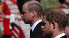 O čom sa bavili princovia Harry a William po pohrebe: Odčítač z pier ich odhalil