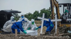 Odstrašujúci príklad z Indonézie: Popierači koronavírusu musia kopať hroby pre obete covidu