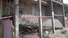 GALÉRIA: Schodisko v michalovskej bytovke sa zrútilo, keď na ňom bol malý chlapec. Dom mesto nechá zbúrať