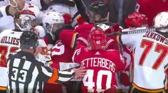 VIDEO: Mastenica ako zo starej školy. V zápase Calgary - Detroit sa bili aj brankári