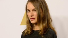 Tehotná herečka v obtiahnutých šatách. Bruško sa jej už poriadne zaguľatilo