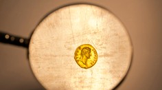 Izraelčanka našla vzácnu 2000-ročnú zlatú mincu. Dostala poďakovanie