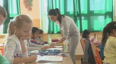 Hľadajú sa noví asistenti učiteľa. Život im však komplikuje jedna vec