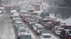 V Bratislave sneží, vodiči hlásia kolóny a MHD mešká do 20 minút