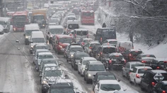 V Bratislave sneží, vodiči hlásia kolóny a MHD mešká do 20 minút