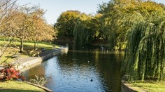 Do vodného kanála sa zrútil kočík s novorodencom. Iba 16-ročný chlapec sa zachoval ako hrdina