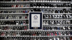 VIDEO: Nový zápis v Guinessovej knihe rekordov. Barcelončan ukázal najväčšiu zbierku mobilných telefónov