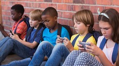 Vo Francúzsku zakázali mobily na školách. U nás sa stretávame s kyberšikanou