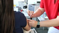 V koalícii sa sporia okolo covidu. Kým ministerka chce viac očkovať, poslanec SNS šíri hoaxy