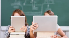 Čo všetko hrozí deťom, ktoré ovládajú techniku skôr, ako vôbec dokážu chodiť?